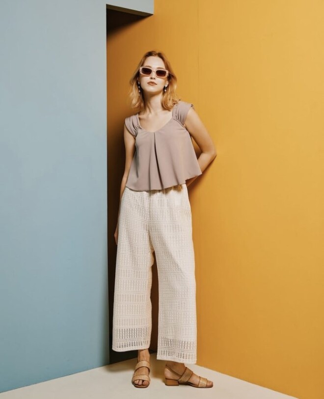 どんな水着にも合わせやすいナチュラルなホワイトカラーです♪