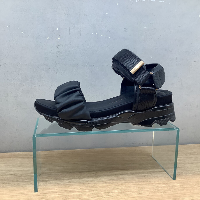 フリルスポーツサンダル入荷しました!