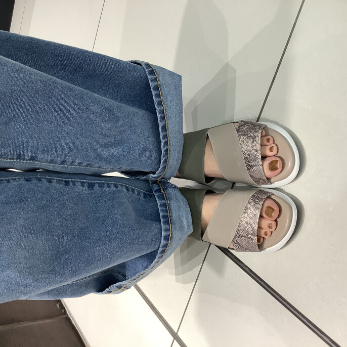 ゴムストラップサンダル入荷しております!